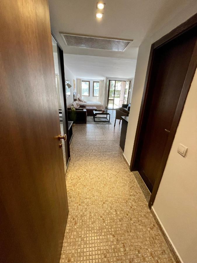 Royal Beach Apartments - 5M To Pool, 100M To Beach 써니비치 외부 사진