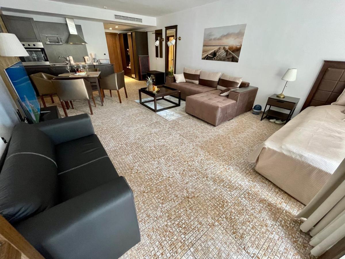 Royal Beach Apartments - 5M To Pool, 100M To Beach 써니비치 외부 사진